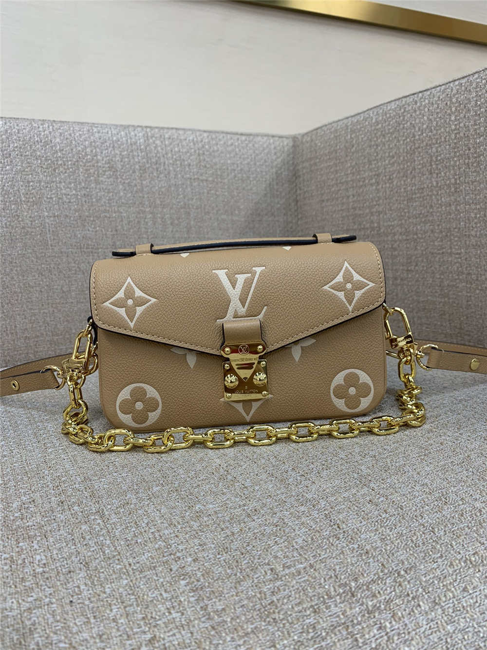 Louis Vuitton POCHETTE MÉTIS EAST WEST  M23081  size：21.5x13.5x6cm  2025 new 